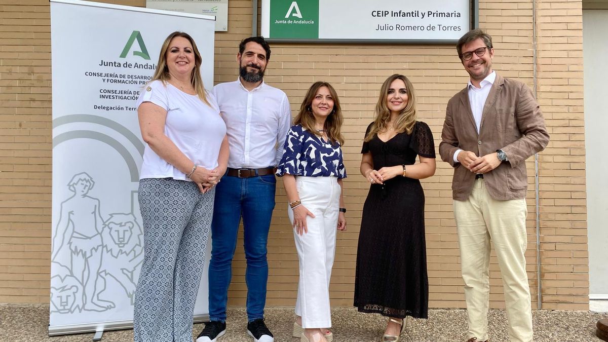 Visita de autoridades al recién denominado CEIP Julio Romero de Torres