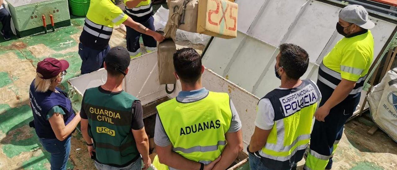 Tareas de desembarco de la droga en el buque Odyssey, esta mañana.