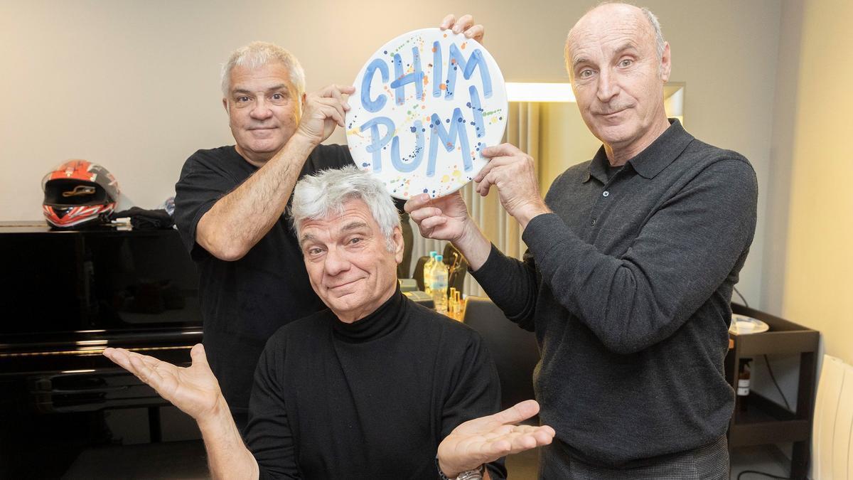 De izquierda a derecha, Joan Gràcia, Carles Sans y Paco Mir en el camerino del Liceu, listos para el Chimpum! final de Tricicle.