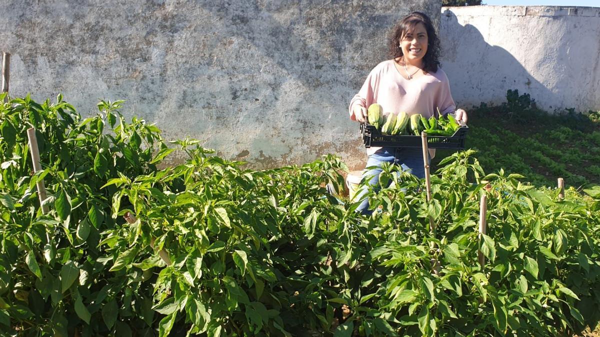 La hermana de Iván, en el huerto, recolectando la cosecha para el negocio de hostelería.