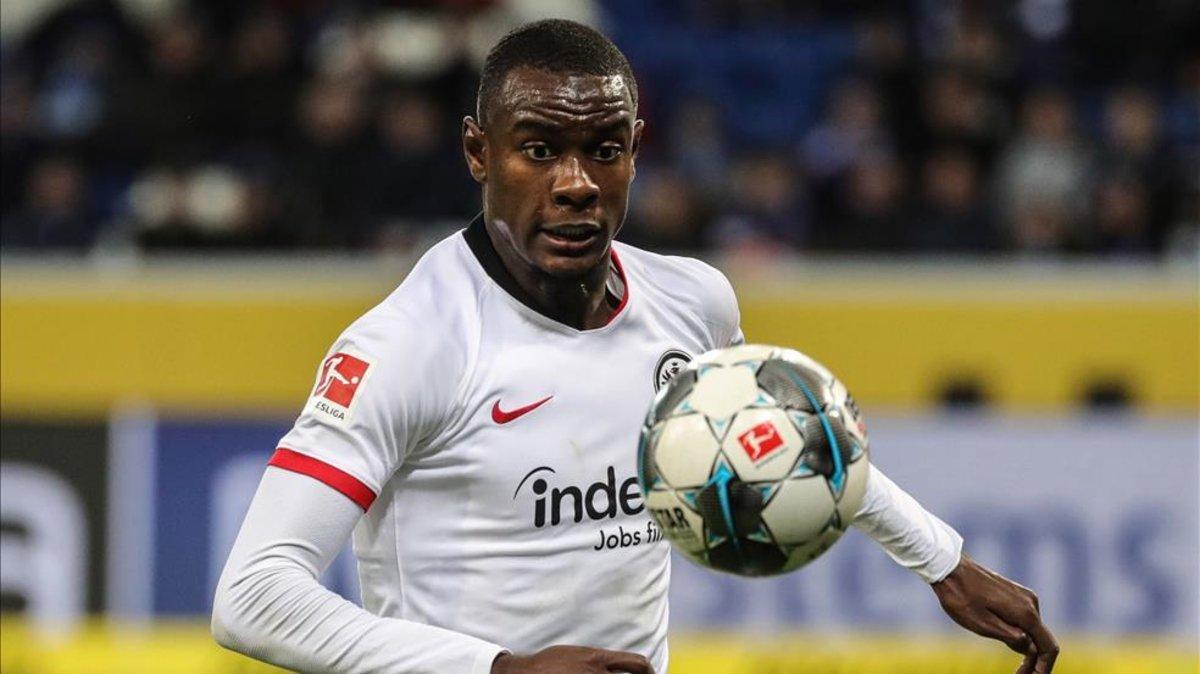 Evan N¿dicka controla el balón en un partido de Bundesliga contra el Hoffenheim