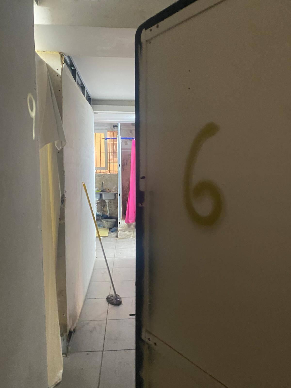 Imágenes del interior de las infraviviendas del supermercado desalojado del centro de Ibiza