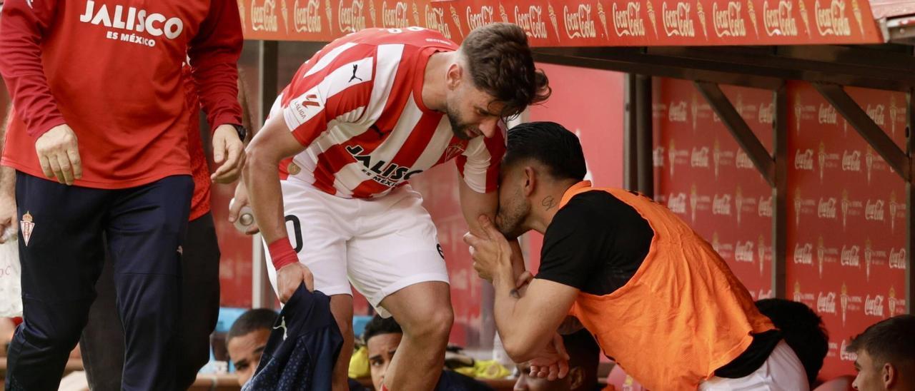 Gio Zarfino besa el brazo de Mario González en el partido ante el Cartagena.