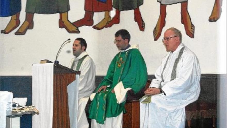 Per l&#039;esquerra, el fins ara rector de Sant Vicenç, mossèn David de Vargas, al costat dels seus substituts, David Compte i Joan Casas