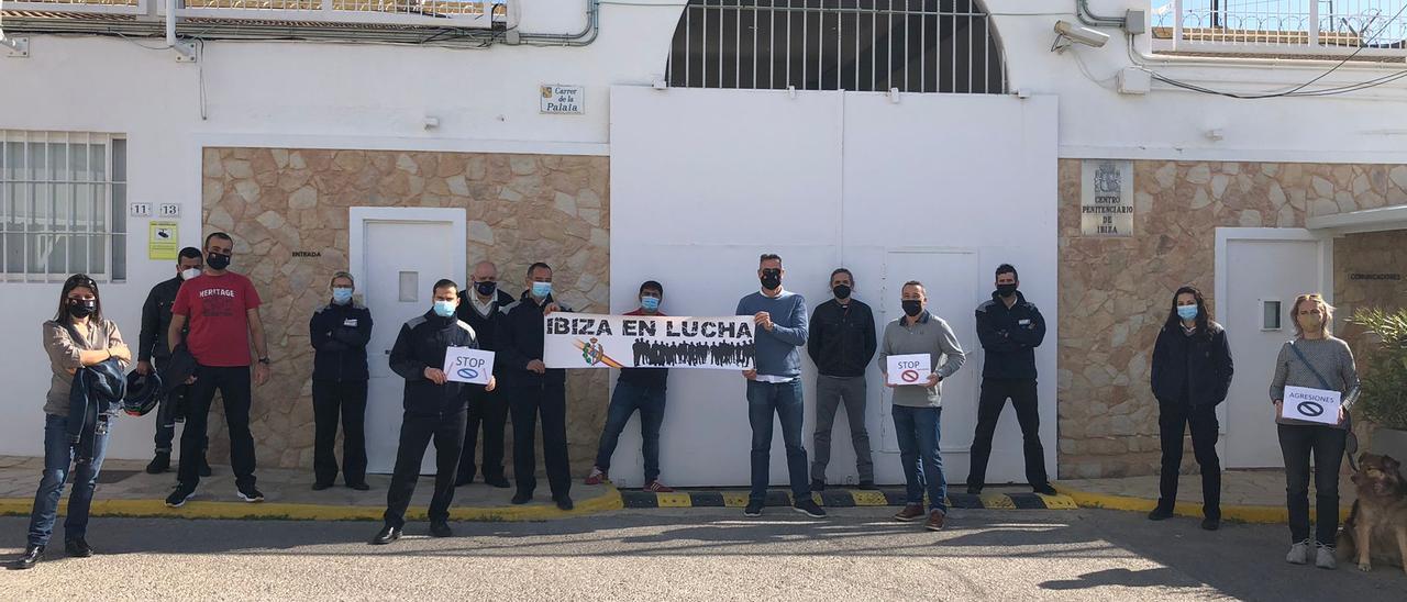 Protesta en la puerta de la prisión de Ibiza. D.I.