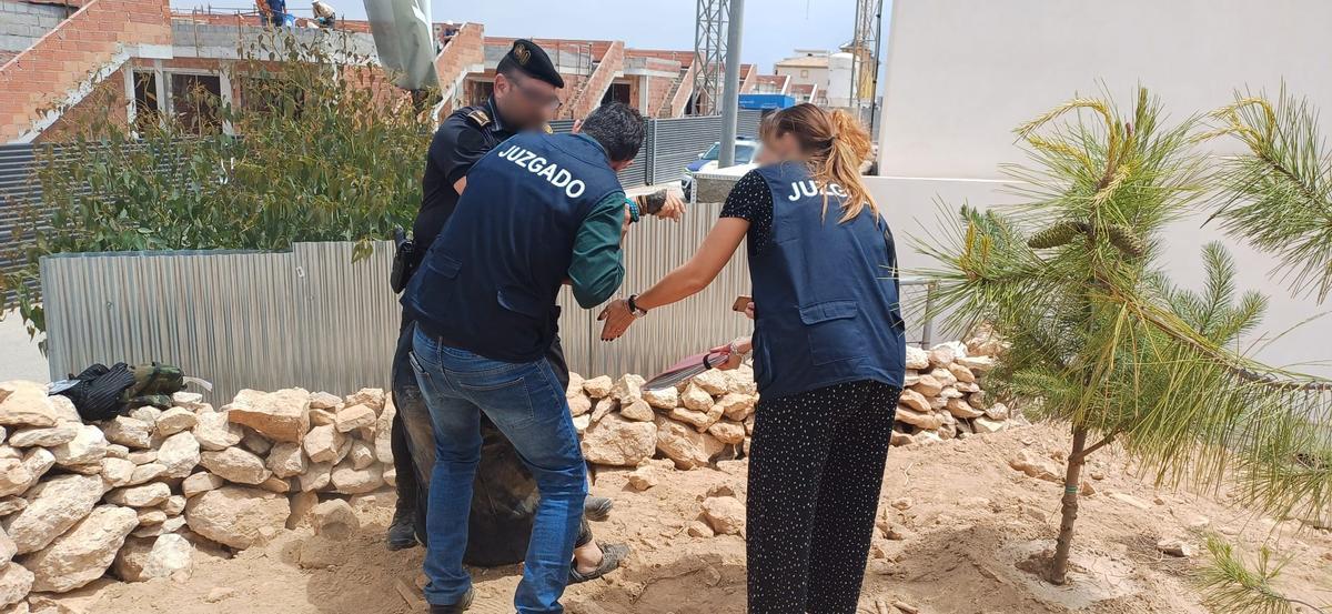 La Policía Local y la Guardia Civil detienen a las dueñas de la casa Langostina cuando itentaban evitar la ocupación de una parcela