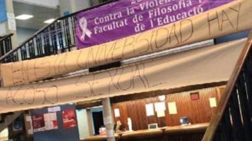 La pantacarta que han colgado las alumnas en la facultad