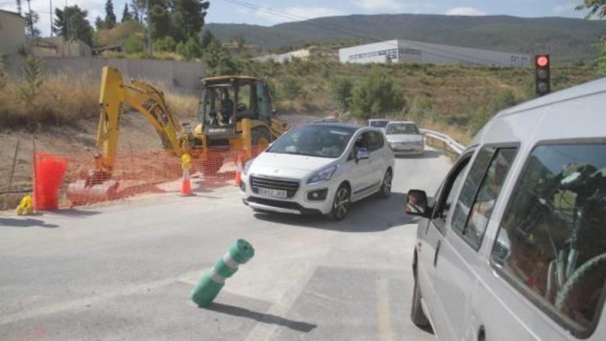 El vial de acceso al polígono Santiago Payá vuelve a estar abierto y regulado por semáforos