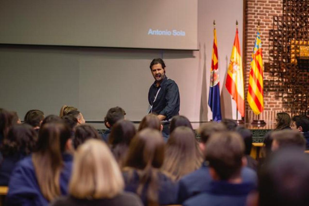 Antonio Sola, estratega en política, responsable de la Fundación que organiza el debate