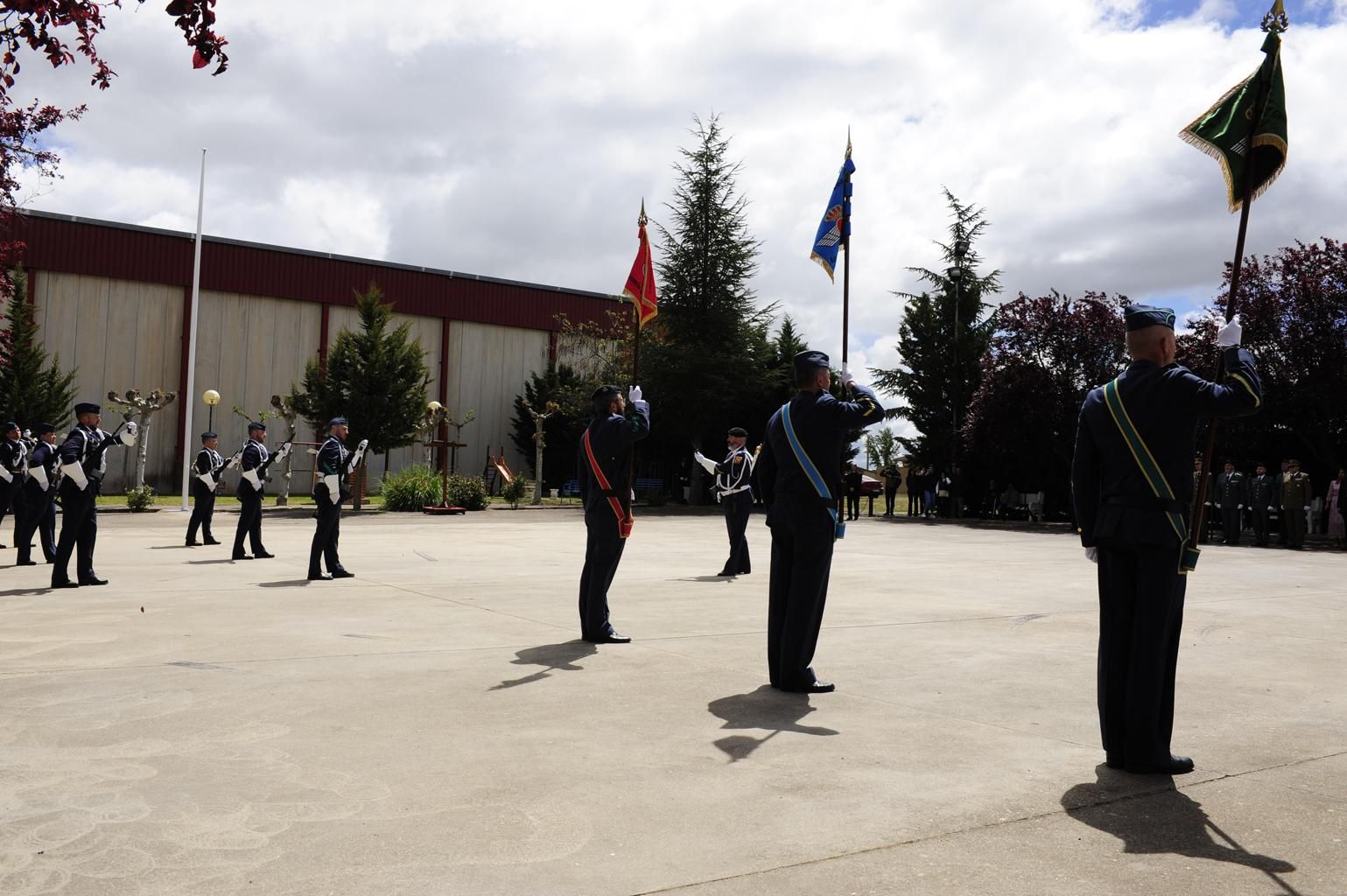 Izado de bandera en Burganes de Valverde