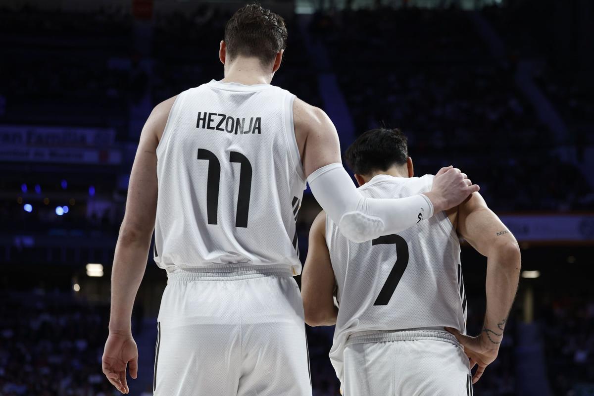Mario Hezonja y Facundo Campazzo, cabizabajos tras la derrota del equipo ante el Barça.