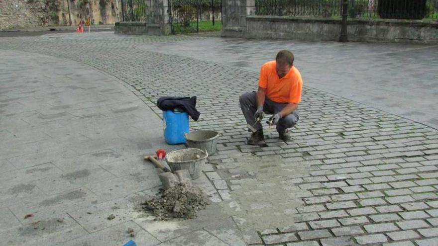 Un operario arreglando el pavimento en la zona de la plaza Manuel Ibáñez de Colombres, ayer.