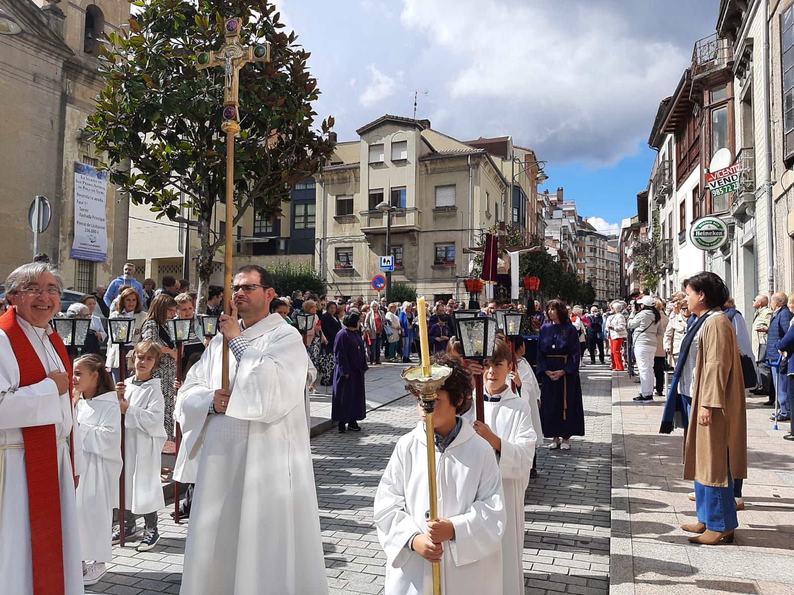 La Pola honra al Cristo de Santa Ana