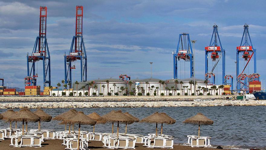 Las grúas de contenedores del puerto de Málaga.