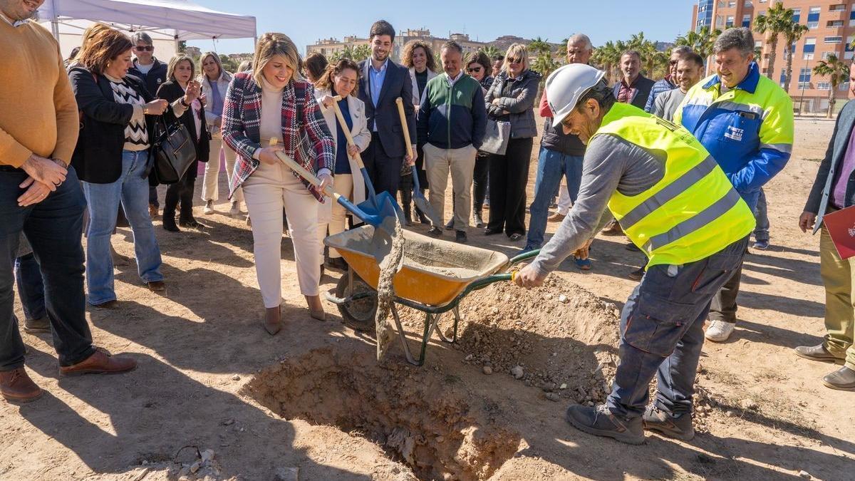 Colocación de la primera piedra de la futura escuela infantil del Parque de la Rosa.