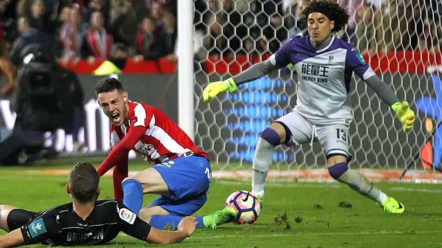 Imagen del penalti de Ingason sobre Burgui, sanción que desperdició el equipo gijonés.