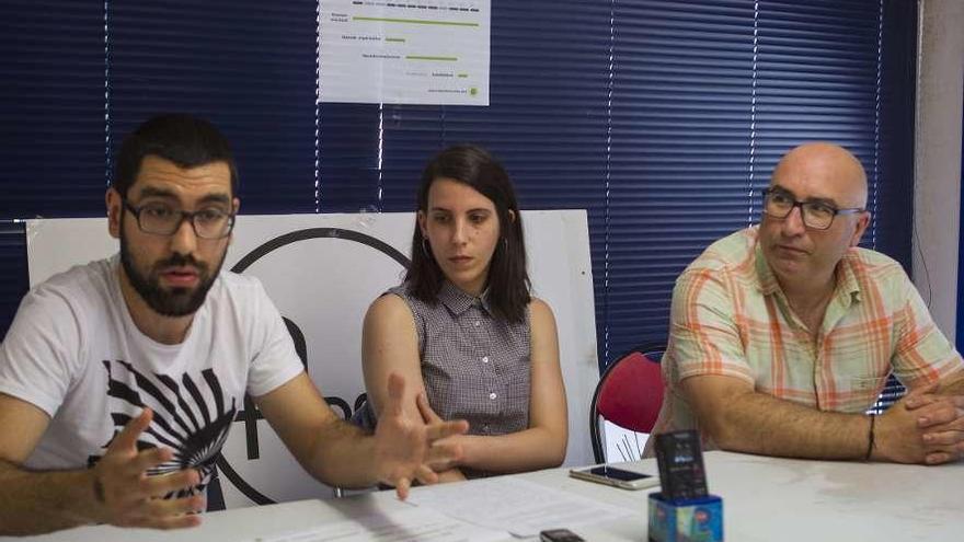 Antón Blanco, Lara Rodríguez Peña y Maxi Blanco, ayer, en la sede de APAC. // Bernabé/Ana Agra