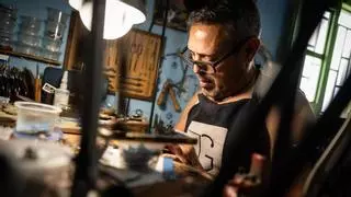 El artesano Juan Gil diseña las joyas canarias para lucir en las Fiestas de Mayo y el Día de la Madre