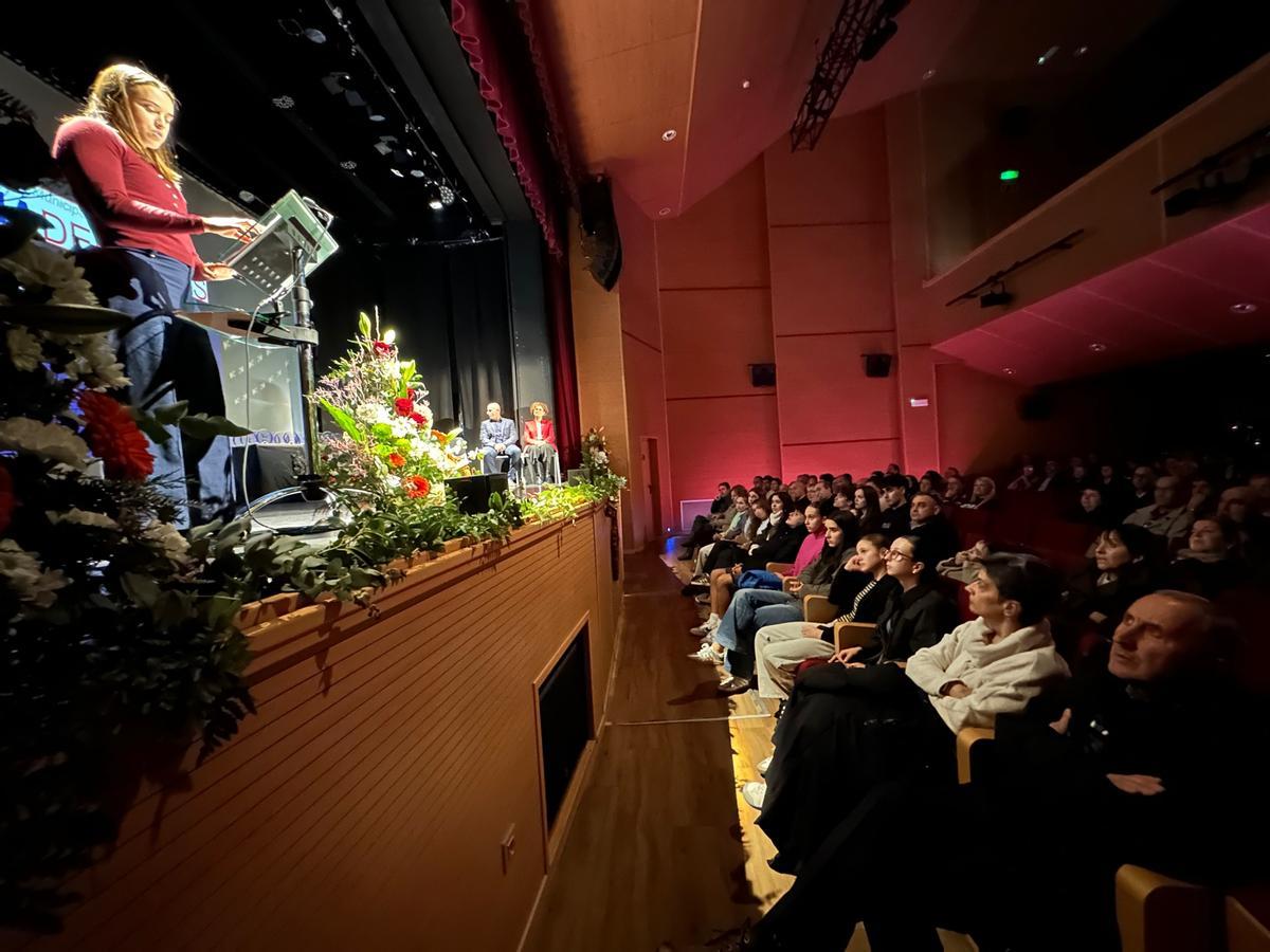 Lucía Val, a la izquierda, se dirige al público, en el cine Fantasio de Navia.