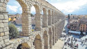 GRAF035. SEGOVIA, 12/11/2022.- Imagen del Acueducto de Segovia, este sábado, un monumento declarado por la Unesco como Patrimonio de la Humanidad, que se verá liberado de la vegetación que invade algunas zonas de su parte superior, entre los sillares, unos trabajos que cuentan con un presupuesto de 48.399,36 euros, que se prolongarán por espacio de tres meses. EFE/ Pablo Martín