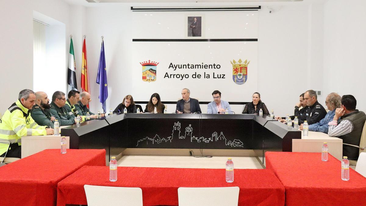 Asistentes en la junta de seguridad del Día de la Luz.