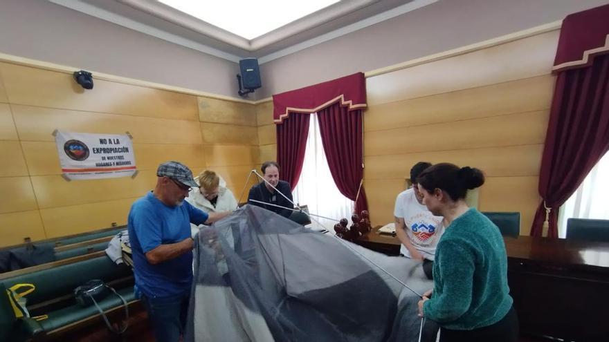 Vecinos de El Puente se encierran en el Ayuntamiento de Langreo para reclamar la paralización del plan de expropiaciones en el barrio: "No saldremos hasta que haya una solución"