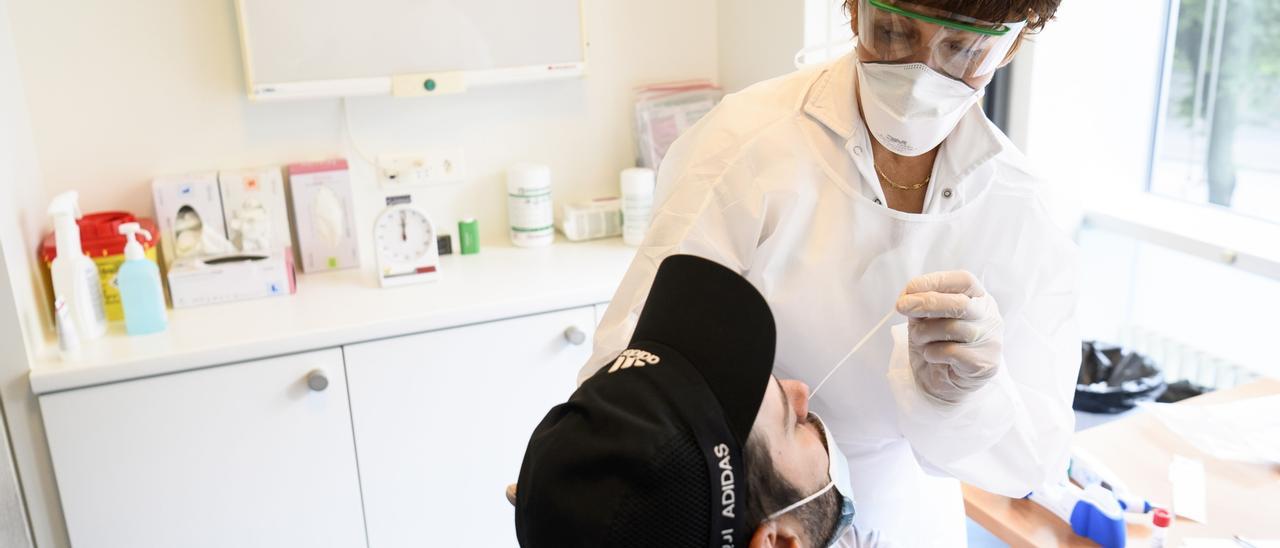 Personal de Enfermería realiza una prueba de detección del coronavirus a un joven