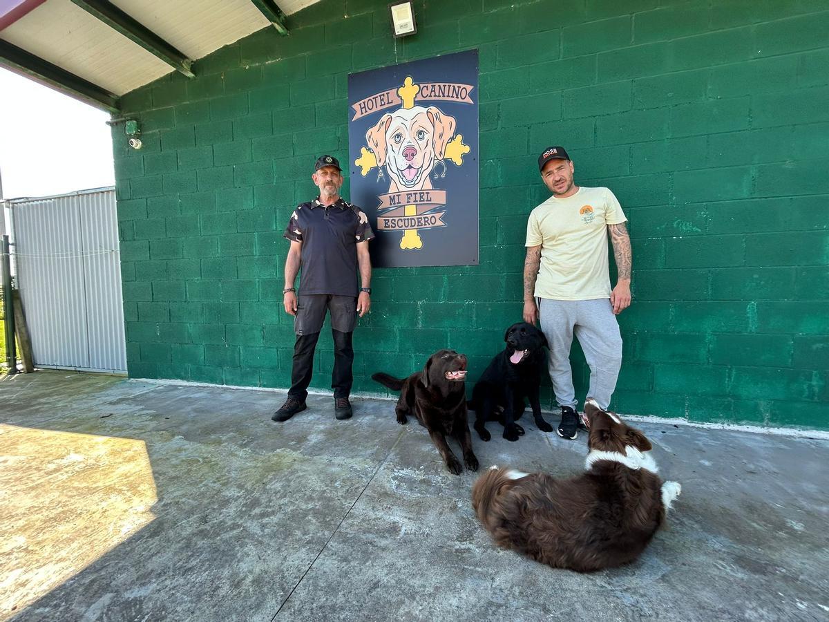 Juan Medina y Pablo Aranda, junto a Coco, Odín y Samba, en las instalaciones del hotel canino "Mi fiel escudero" de Corvera.