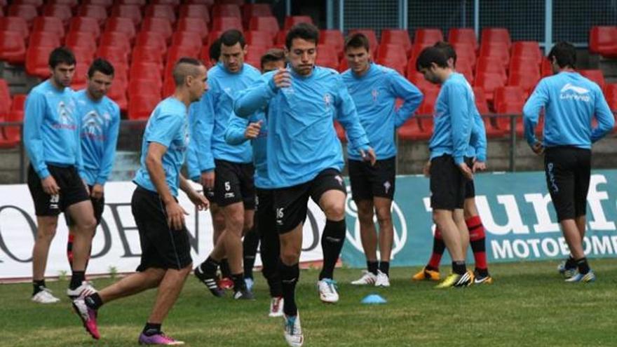 Los celestes, con Bellvís e Insa en primer plano, durante el entrenamiento celebrado ayer a puerta cerrada en Balaídos. // De Arcos