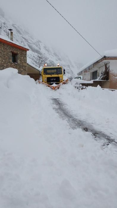 El temporal cubre de nieve el Valle de Lago, en Somiedo