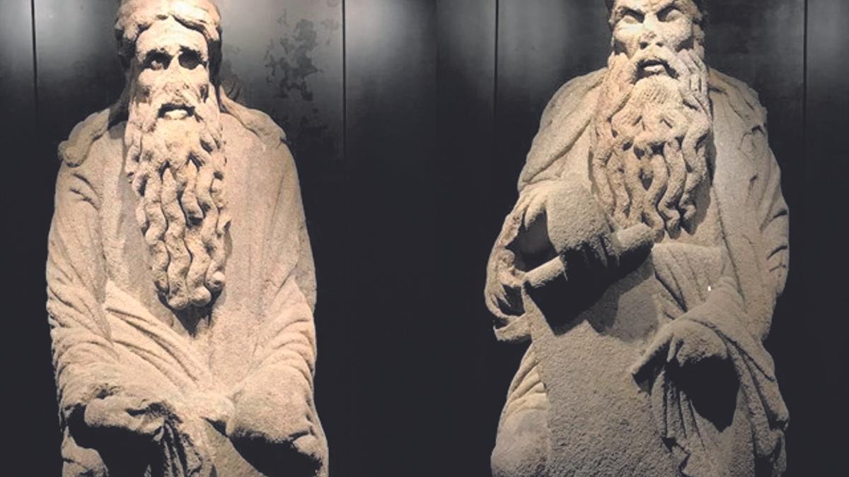 Las dos estatuas que formaron parte del Pórtico de la Gloria que volverán a Santiago. |  E. P.