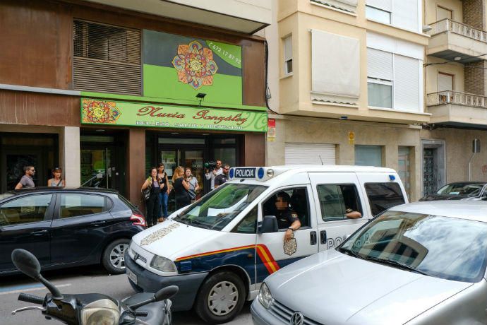 Los investigadores acordonaron toda la calle donde murió el menor y fue atacada la mujer