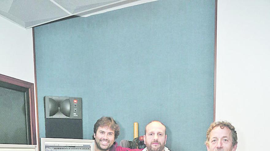 De izquierda a derecha, Jorge Cambareli, Rubén Rodríguez y Pepe Albella, en el estudio de grabación.