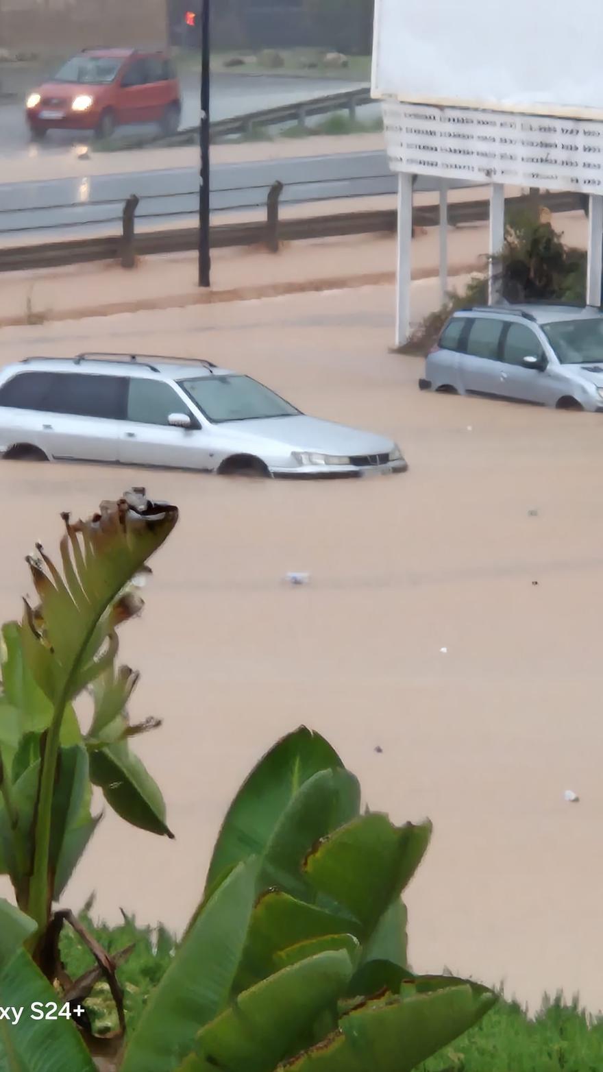 Aparcamiento disuasorio anegado en la avenida de la Paz.