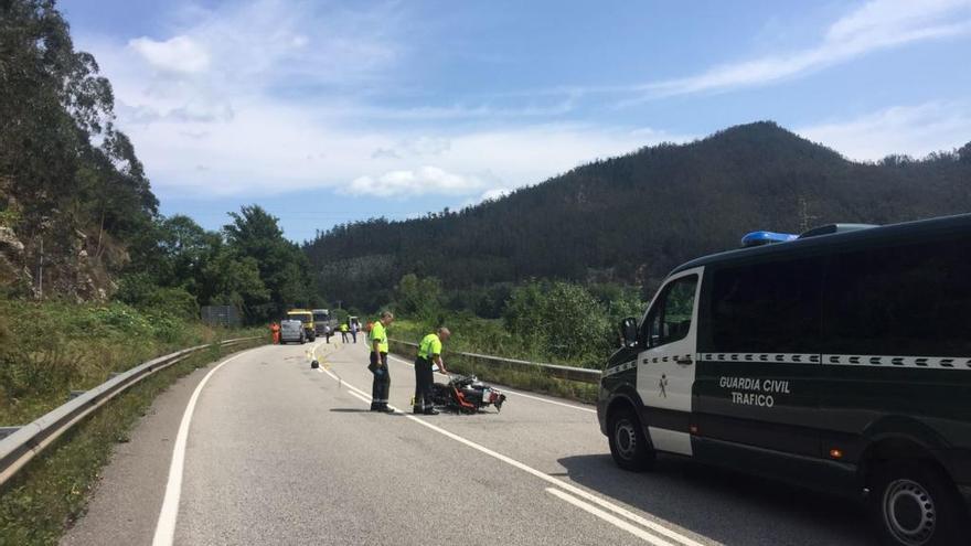 Fallece un motorista en Pravia en un accidente de tráfico, tras colisionar con un camión