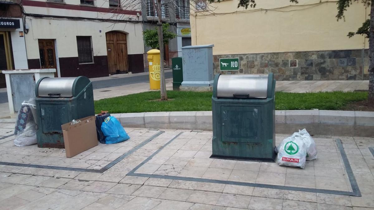 Basura en el suelo en una calle de Gandia