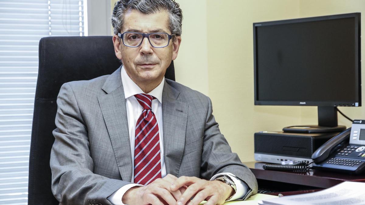 El fiscal superior de Extremadura, Francisco Javier Montero Juanes, en su despacho.