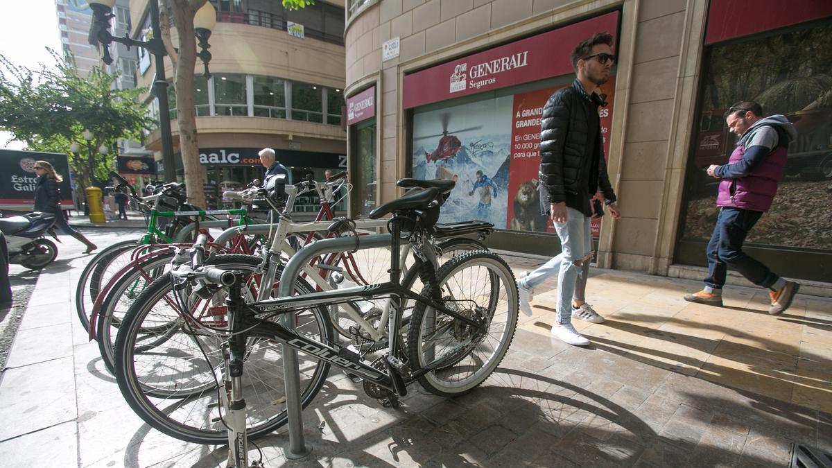 Bicicletas aparcadas en la Rambla, en uno de los aparcabicis habilitados