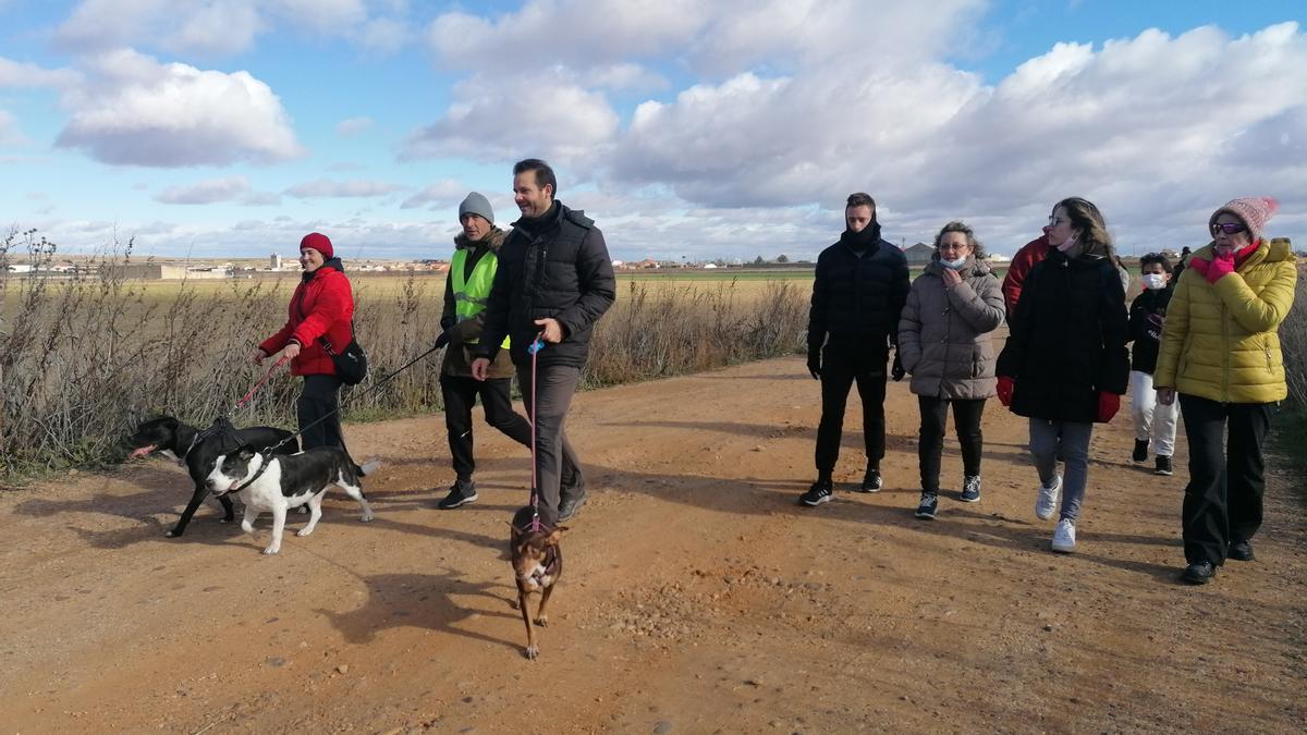 Voluntarios de la asociación, en una marcha solidaria por los animales abandonados