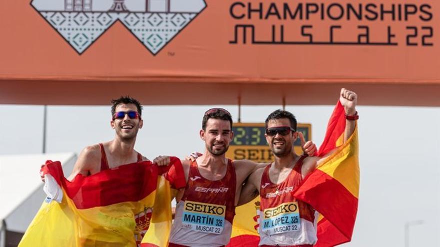 Marc Tur, a la izquierda, junto a sus compañeros con la bandera de España