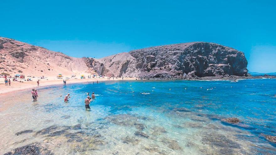 Rescatan a un niño de 3 años con síntomas de ahogamiento en una playa de Lanzarote