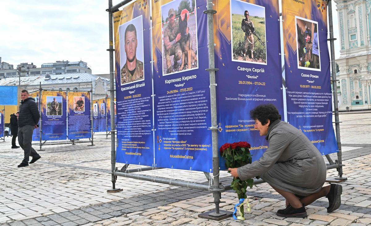 Exposición al aire libre Regimiento Azov - Ángeles de Mariupol en el centro de Kiev para conmemorar el Día de los Defensores de Ucrania el 14 de octubre de 2022, en medio de la invasión rusa de Ucrania