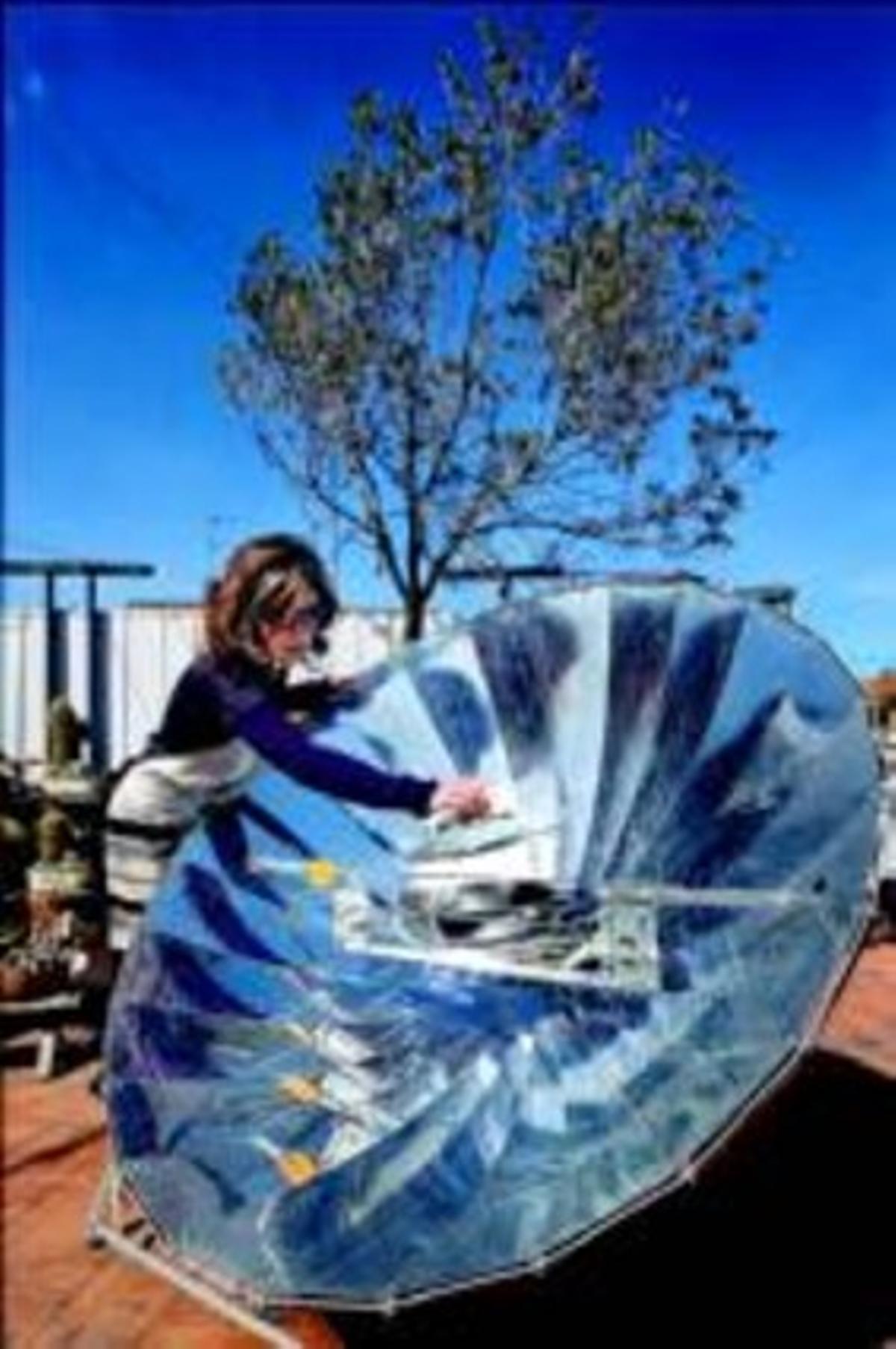 Una enginyera de la Fundació Terra mostra un reflector per cuinar.