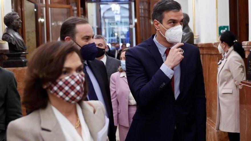 El presidente del Gobierno, Pedro Sánchez, junto a la entonces vicepresidenta primera, Carmen Calvo, y el ministro de Transportes, José Luis Ábalos, el pasado 10 de marzo de 2021 en el Congreso.