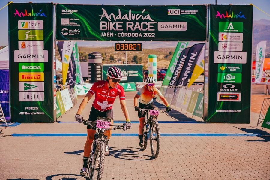 Arian Luthi y Amy Wakefield, vencedoras de la primera etapa de la Andalucía Bike Race.