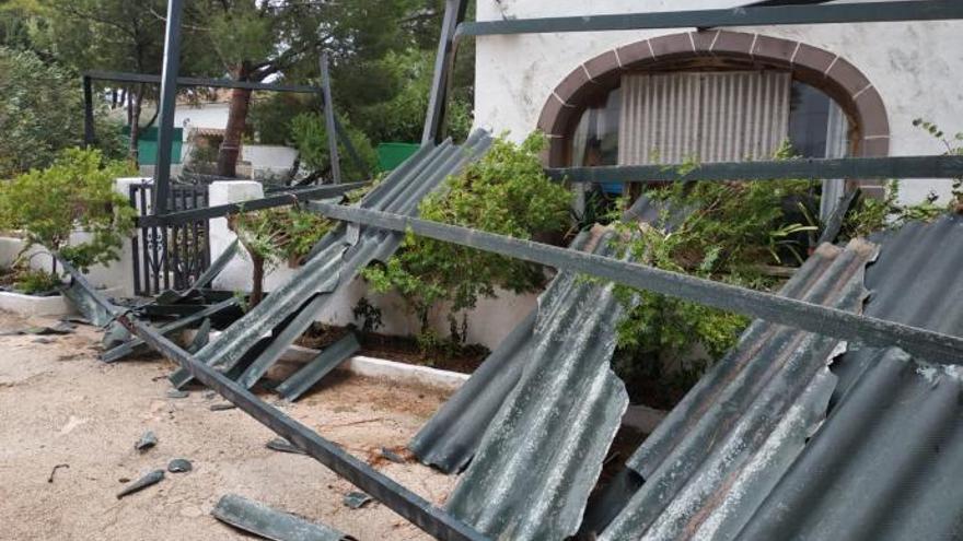 Un tornado arranca estructuras de hierro en Xàbia y deja atrapada a una anciana