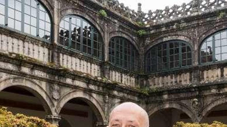 López Veloso en el claustro de Fonseca. // FdV