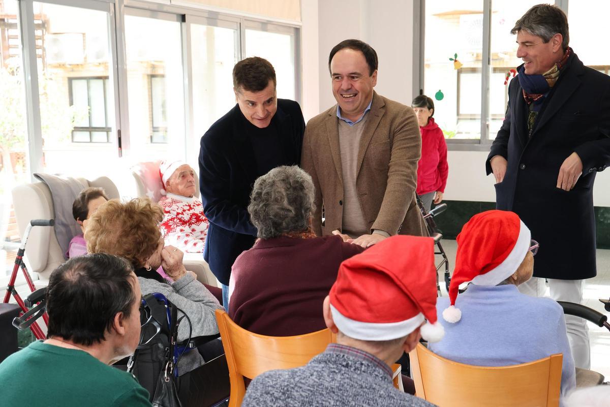 Los mayores de la Residencia Santa Marta en La Vila Joiosa reciben la visita de Pérez Llorca por Navidad