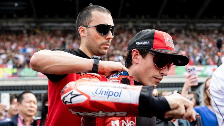 &quot;¡Juégatela, que caray, juégatela!&quot;, le susurró José Luis, el asistente de Márquez, al campeón