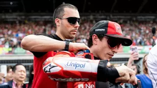 "¡Juégatela, qué caray, juégatela!", le susurró José Luis, el asistente de Márquez, al campeón